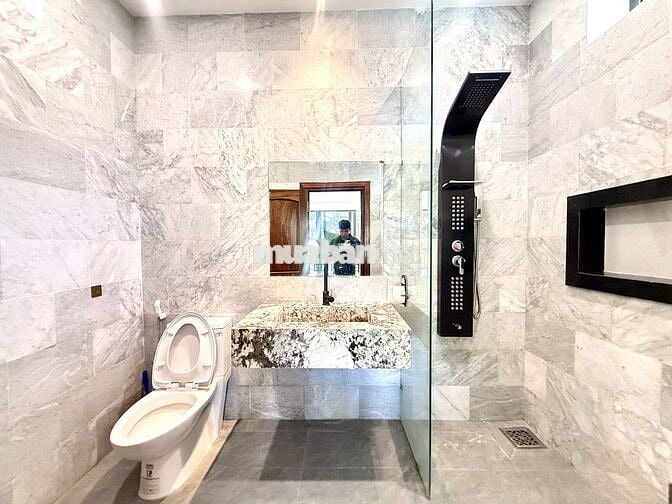 VILLA SÂN VƯỜN CÓ HỒ CÁ - 2 PHÒNG NGỦ - FULL NỘI THẤT - KHU ĐẤT LÀNH