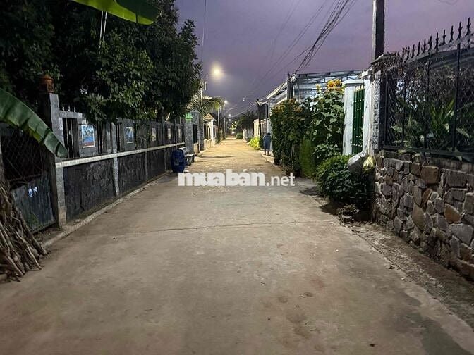 Cần bán gấp căn nhà và đất dien tích 400m2 Duong vao nha 6m