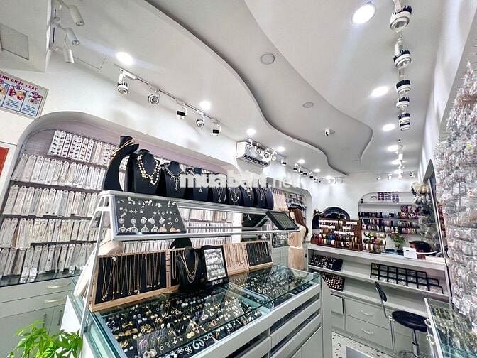 Tuyển NV Bán Hàng Tại Shop Trang Sức Tại Q8