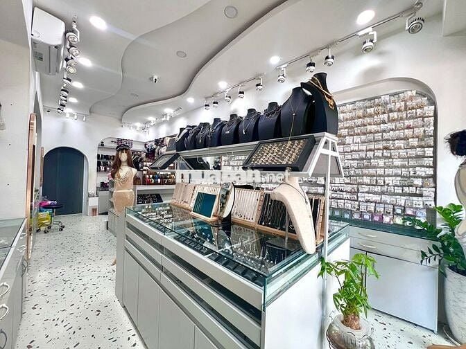 Tuyển NV Bán Hàng Tại Shop Trang Sức Tại Q8