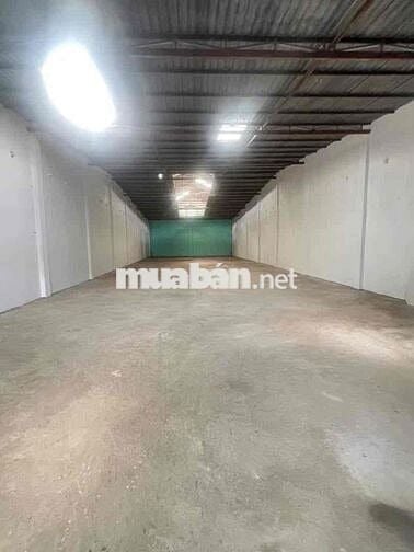 Cho thuê kho TDT 500m2 Trần cao trống suốt Đường xe tải