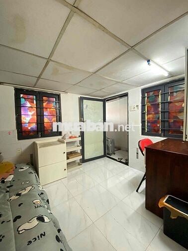 Phòng máy lạnh cửa sổ gần Nguyễn Hữu Cảnh