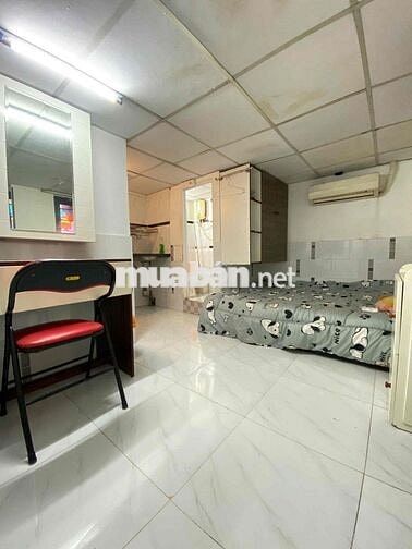 Phòng máy lạnh cửa sổ gần Nguyễn Hữu Cảnh