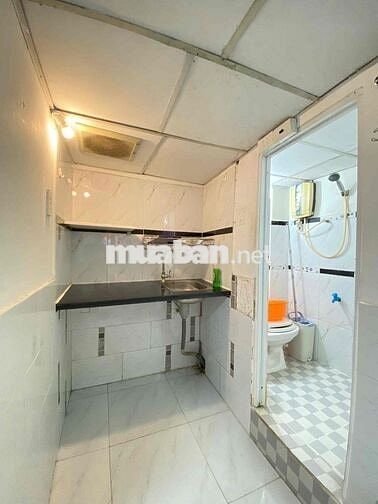 Phòng máy lạnh cửa sổ gần Nguyễn Hữu Cảnh