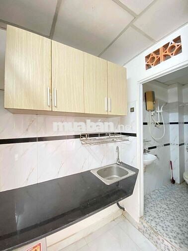 Phòng máy lạnh cửa sổ gần Nguyễn Hữu Cảnh