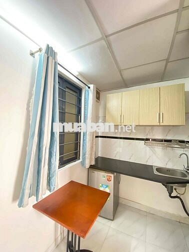 Phòng máy lạnh cửa sổ gần Nguyễn Hữu Cảnh
