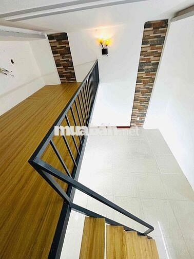 Phòng trống cho thuê diện tích lớn có máy lạnh , cửa sổ phù hợp ở 4 ng