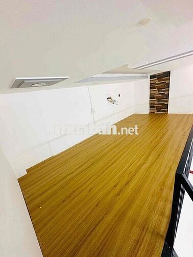 Phòng trống cho thuê diện tích lớn có máy lạnh , cửa sổ phù hợp ở 4 ng