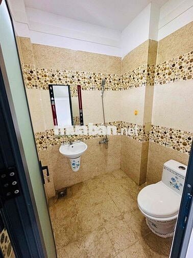 Phòng trống cho thuê diện tích lớn có máy lạnh , cửa sổ phù hợp ở 4 ng