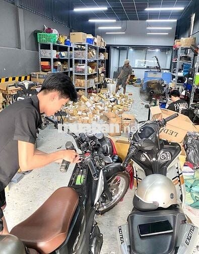 Tuyển Nhân Vân Kho và Thợ Lắp Đèn Điện Xe Máy