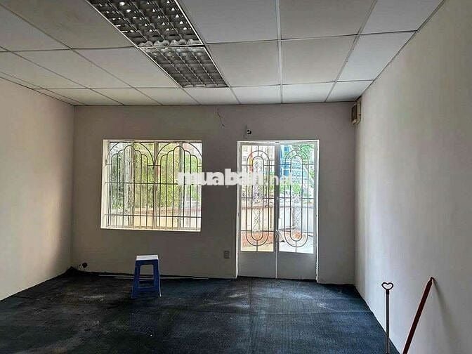 Mặt tiền Trần Quốc Hoàn ngay sân bay, 4x14m, 2tầng 2wc, sàn trống suốt