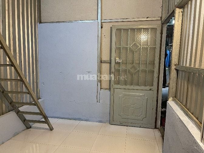 Ngay hẻm 300 nguyễn văn linh , 30m2 , giá 2tr , điện 3.5k , nước 20k 