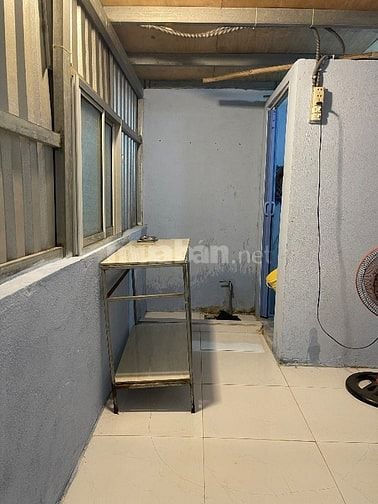 Ngay hẻm 300 nguyễn văn linh , 30m2 , giá 2tr , điện 3.5k , nước 20k 