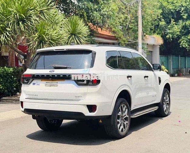 Ford Everest 7 chỗ máy dầu số tự động màu Trắng