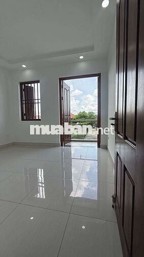 CĂN NHÀ ĐẸP 3 TẤM RỬỞI , 
CHỦ NHÀ Ở XÂY DỰNG KIÊN CỐ 