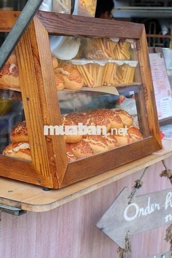 Tuyển nhân viên nam phục vụ, dắt xe