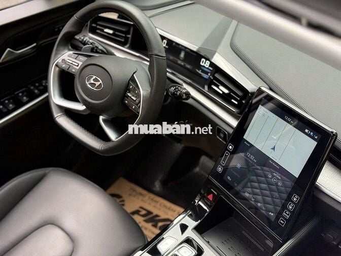Hyundai Custin Cao Cấp 2.0T 2024 Trắng 7 chỗ