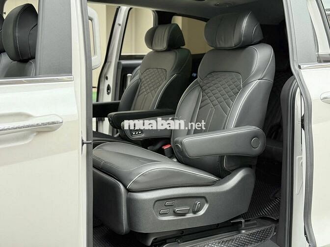 Hyundai Custin Cao Cấp 2.0T 2024 Trắng 7 chỗ