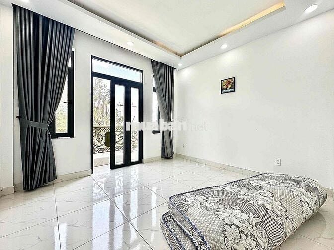 PHÒNG BAN CÔNG CỬA KÍNH MÁY LẠNH GẦN DH CÔNG THƯƠNG
