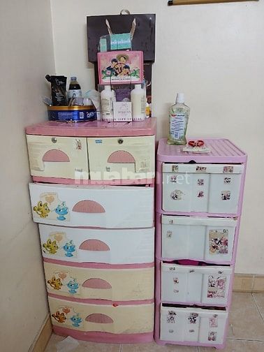 THANH LÝ 2 TỦ NHỰA, 1 BÀN PHẤN GIÁ 650K. LH 0936324388 