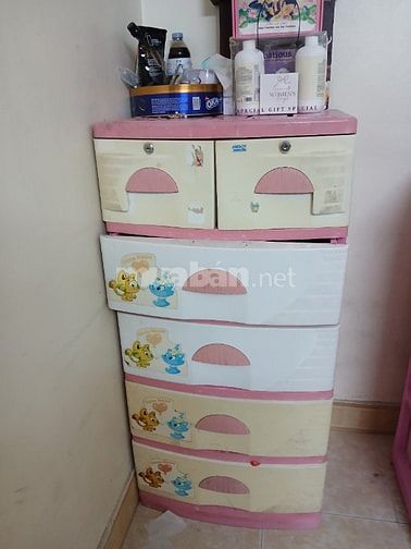 THANH LÝ 2 TỦ NHỰA, 1 BÀN PHẤN GIÁ 650K. LH 0936324388 