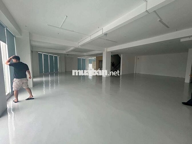 CHO THUÊ TOÀ NHÀ 14X18(HẦM +7LẦU) SÀN TRỐNG SUỐT CÓ THANG MÁY 