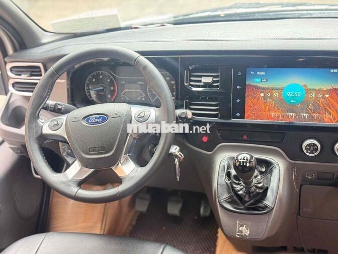 Ford Transit 2022 bản Trung 16 ghế