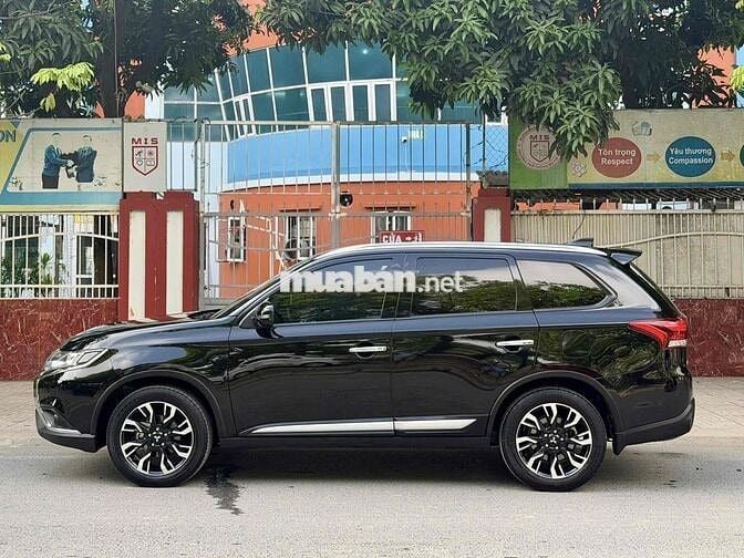Mitsubishi Outlander 2.0 CVT 2021 Đen 7 vạn km