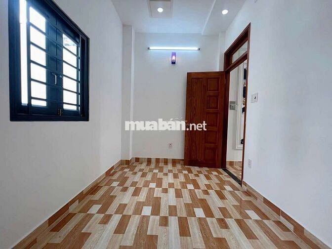 nhà 2 lầu 4 phòng ngủ.gần chợ Liên Khu 5-6
