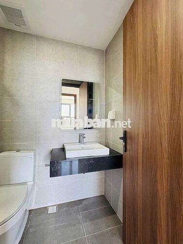 Chính Chủ bán gấp căn 2PN 2WC DT 73m2 hướng Đông Nam view hồ bơi 