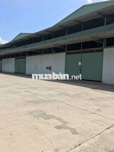 xưởng ngoài KCN ĐỨC HÒA LONG AN DT 6,700m² giá 250tr