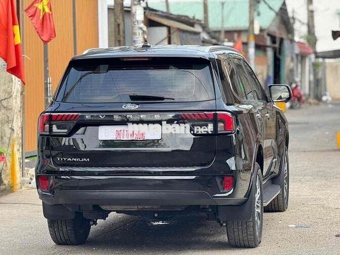 Ford Everest 2022 1 cầu (4x2) Đen