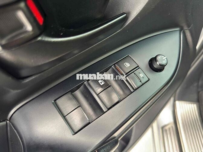 Toyota Innova 2.0E MT 2021 Bạc Số sàn