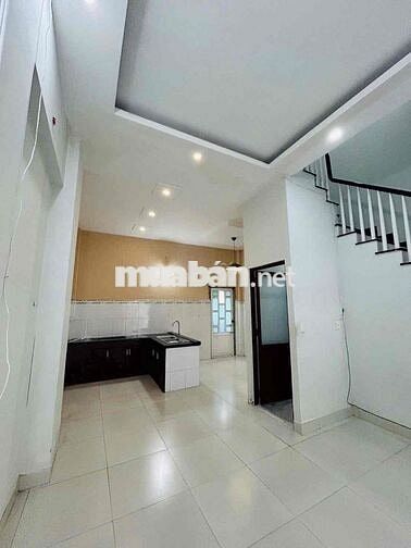 NHÀ GẦN TRƯỜNG CẤP 1..2..3. TRỆT 2 LẦU 3PN 3WC. XE HƠI ĐỖ CỬA