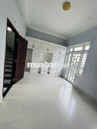 NHÀ GẦN TRƯỜNG CẤP 1..2..3. TRỆT 2 LẦU 3PN 3WC. XE HƠI ĐỖ CỬA
