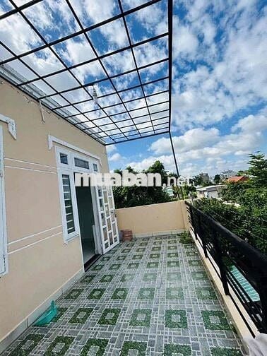 NHÀ GẦN TRƯỜNG CẤP 1..2..3. TRỆT 2 LẦU 3PN 3WC. XE HƠI ĐỖ CỬA