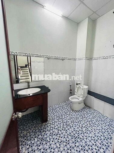 NHÀ GẦN TRƯỜNG CẤP 1..2..3. TRỆT 2 LẦU 3PN 3WC. XE HƠI ĐỖ CỬA