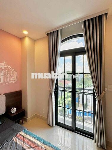 Phòng ban công gần sân bay Tân Sơn Nhất, đường Yên Thế