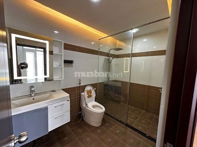Xuất cảnh cần bán gấp nhà ở đường CMT8, ngang 6,7m, giá tốt.