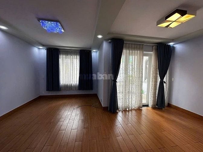 Xuất cảnh cần bán gấp nhà ở đường CMT8, ngang 6,7m, giá tốt.