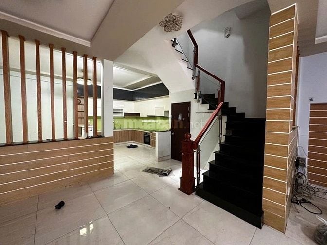 Xuất cảnh cần bán gấp nhà ở đường CMT8, ngang 6,7m, giá tốt.