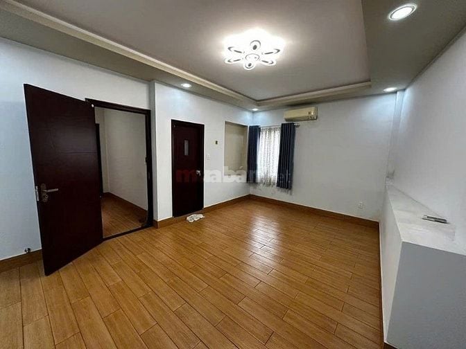 Xuất cảnh cần bán gấp nhà ở đường CMT8, ngang 6,7m, giá tốt.