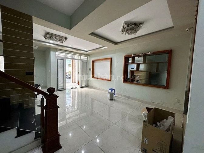 Xuất cảnh cần bán gấp nhà ở đường CMT8, ngang 6,7m, giá tốt.
