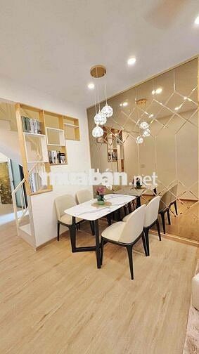 Bán nhà trung tâm q10 ( cách mặt tiền vài mét 2 cửa thoát hiểm )