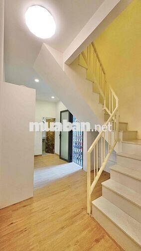 Bán nhà trung tâm q10 ( cách mặt tiền vài mét 2 cửa thoát hiểm )
