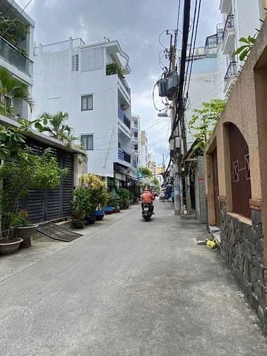 Nhà hẻm 3,2m 1/ sát HXH đậu CMT8. 3,9mx13,5m.Nhà 3 tầng mới.Giá 7.5 tỷ