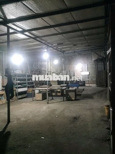 Cho thuê xưởng sản xuất nội thất đường lớn, có sẵn máy cưa bàn trượt..