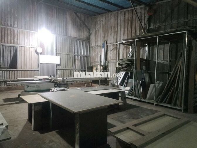 Cho thuê xưởng sản xuất nội thất đường lớn, có sẵn máy cưa bàn trượt..