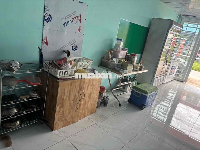 Sang lại mặt bằng kinh doanh đối diện trường học