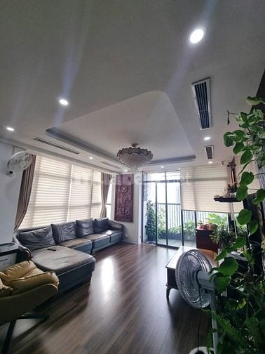 Chung cư Lạc Long Quân 125m2, tặng nội thất, 3 phòng ngủ, view hồ